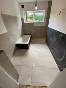 Bodenfliesen, Wandfliesen, Badewanne
